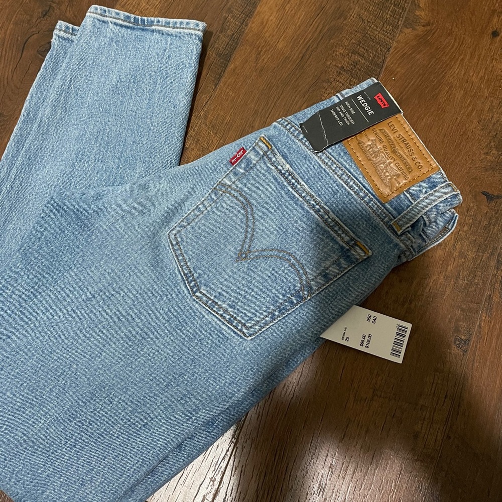NWT‼️ Levi Wedgie Fit